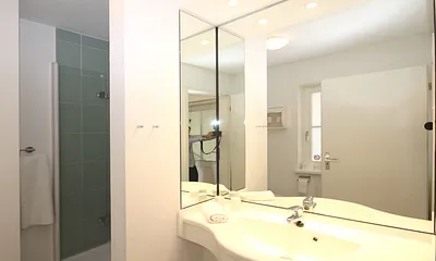 Bad mit Dusche und WC