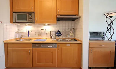 Küchenzeile mit 4-Platten-Herd, Spülmaschine, Mikrowelle, Mini-Backofen usw.