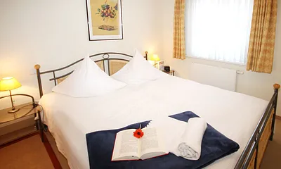 Schlafzimmer mit Doppelbett