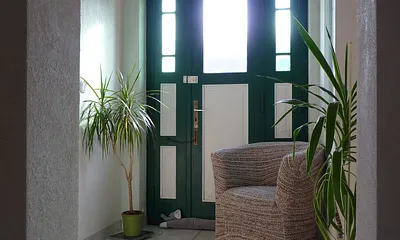 Die ehemalige alte Haustür im Flurbereich ist schon etwas undicht und wird nicht mehr genutzt. Sie hat nur noch eine optische, historische Funktion.