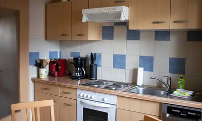 In der Küche ist Platz für die Eßecke mit großem Tisch.