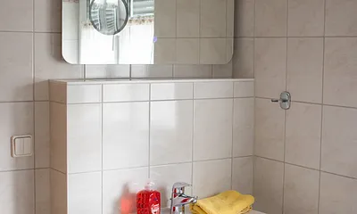 Das Bad ist geräumig mit Fenster,Fußbodenheizung und Handtuchtrockner für kühle und feuchte Tage.