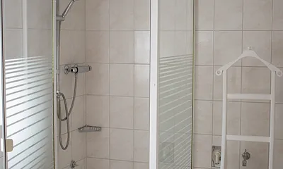 Ein überdachter Trockenplatz für feuchte Sachen ist auf dem Grundstück vorhanden.