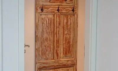 Die alte Innentür macht sich noch gut als Garderobe.