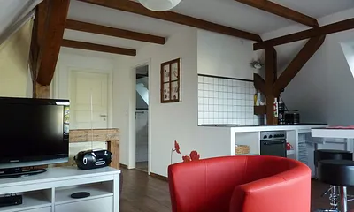 Die etwas anders gestaltete Küche mit Geschirrspüler und kleiner Tassimo. 