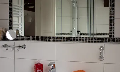 Geräumiges Bad mit Dusche,Fußbodenheizung und Fenster.