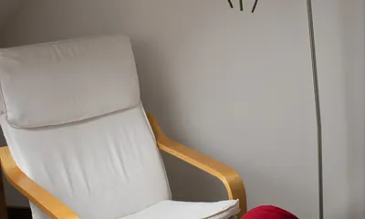 Kleines Zimmer mit  Einzelbett , Kleiderschrank und Leseecke. 