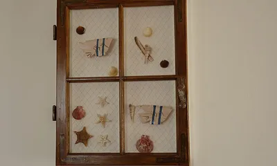 Der Fensterflügel aus einer alten Zinnowitzer Villa ist jetzt nur noch Deko.