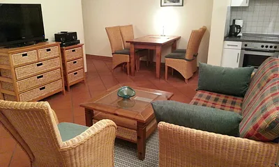 Blick auf Wohnzimmer, Essplatz und Küche