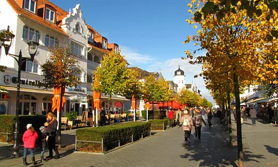Die Hauptstraße von Binz im Herbst