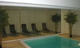 Das Schwimmbad mit Gegenstromanlage und Saunabereich ist eine Oase der Entspannung.