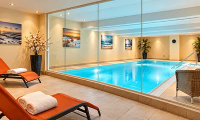Das Schwimmbad mit Gegenstromanlage und Saunabereich ist eine Oase der Entspannung.
