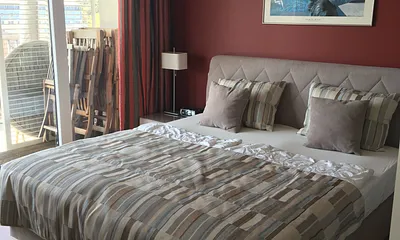 Ein gemütliches Schlafzimmer lädt zur Entspannung ein. Ein transportabeles Kinderbett ist vorhanden. 