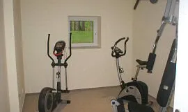 Ein kleiner Fitnessraum mit Markengeräten ( Kettler) zur aktiven Freizeitbetätigung. 