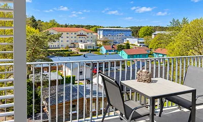 Wunderbarer Weitblick vom großen möbelierten Balkon mit Tisch/Stühle und Sonnenliegen