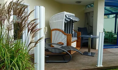 Schöne Aussenterrasse zum verweilen mit Strandkorb und Liege