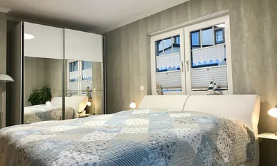 gemütliches Schlafzimmer mit Doppelbett