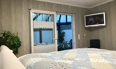 Schlafzimmer mit Fernseher