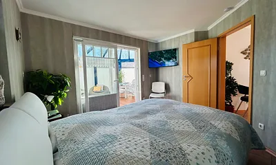 Schlafzimmer mit Fernseher