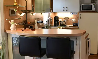 Wohnbereich mit Kamin und Küche