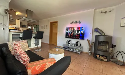 Wohnbereich mit Kamin und Küche