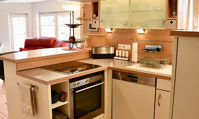 Küchenbereich mit Geschirrspüler, Bio-fresh Kühlschrank, Herd mit  Backofen, Mikrowelle