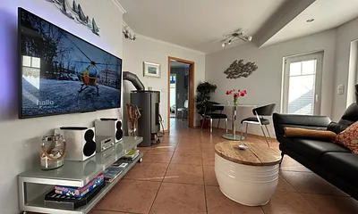 Wohnzimmer mit HiFi Anlage und Ambilight Fernseher