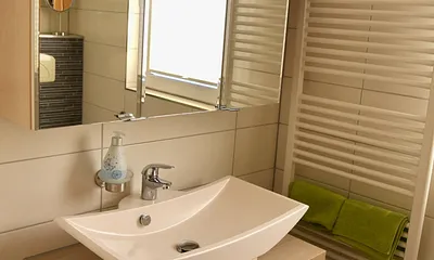 Waschtisch mit Spiegelschrank und Handtuchtrockner 