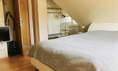 Schlafzimmer mit zweitem Fernseher