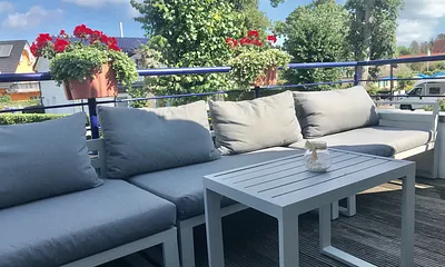 Terrasse zum relaxen mit modernen Lounge Möbeln 