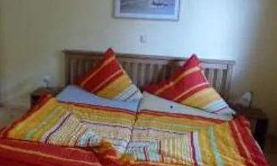 Schlafzimmer 1 mit zusätzlichem Kinderbettchen