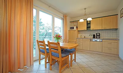 voll ausgestattete Küchenzeile und Esstisch im Wohnzimmer