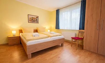 Schlafzimmer mit Doppelbett