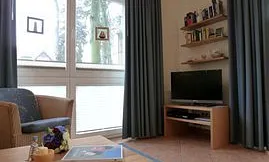 Wohnzimmer mit Flat-TV
