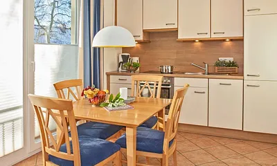 Esstisch mit Küchenzeile