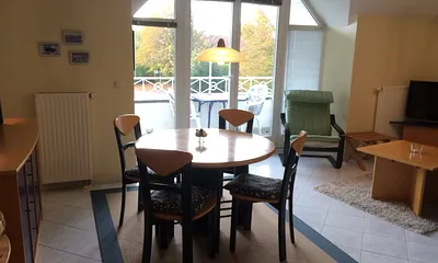 Südostbalkon, parkartiges Grundstück, eigener Spielplatz, seitlicher Blick aufs Achterwasser