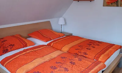 Schlafzimmer mit Doppelbett (180 x 200 cm)