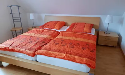 Schlafzimmer mit Doppelbett (180 x 200 cm)