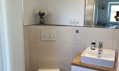 Bad mit Dusche und WC