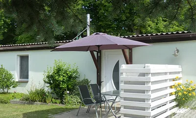 Eingang Bungalow mit Sitzecke und Grillmöglichkeit