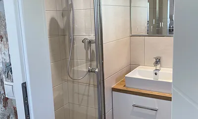 Bad mit Dusche und WC