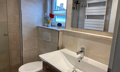 Bad mit Dusche und WC