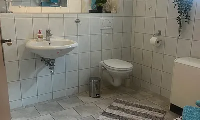 Badezimmer mit Fenster