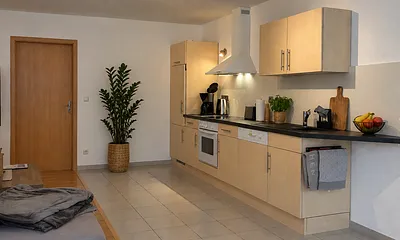Küche mit Tür zum Schlafzimmer