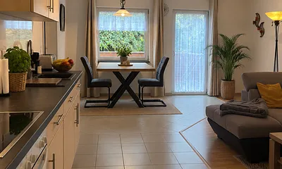 Küche mit Tür zur Terrasse 