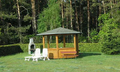 Pavillion mit Grill und Liegen