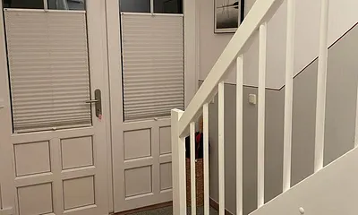 Flur mit Hauseingang und Treppe zu den Schlafzimmern im Obergeschoss