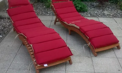 Sonnenliegen auf der Terrasse