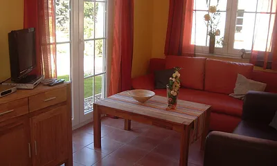 Wohnzimmer mit Schlafsofa im Reethus Adeline