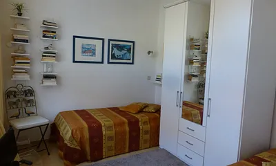 Schlafzimmer mit zwei 2,00 x 0,90 m Betten mit Bettkästen, sehr guter Matratze und verstellbarem Sprungrahmen, 2. Fernsehgerät